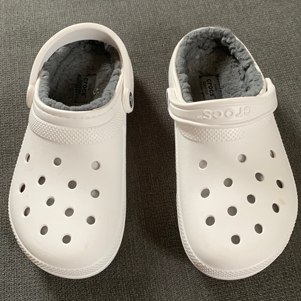 White crocs with gray fur inside Size M 6 W 8